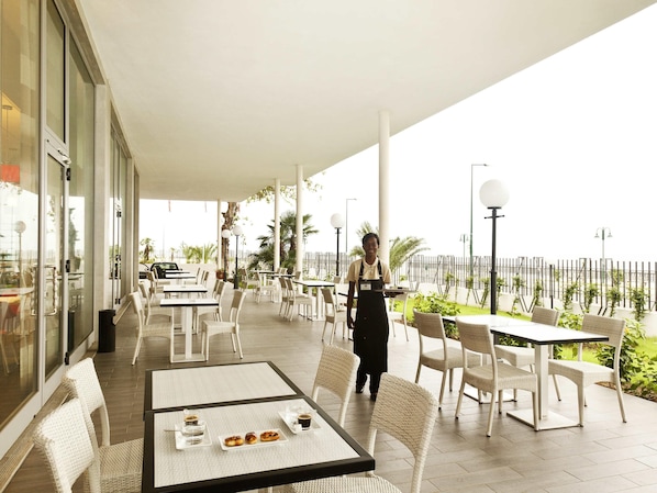 Déjeuner et dîner servis sur place