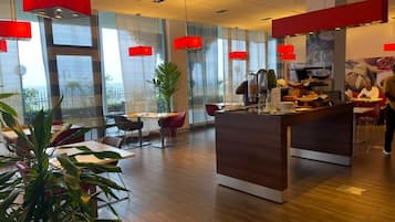 Frukostbuffé varje dag (XAF 8000 per person)
