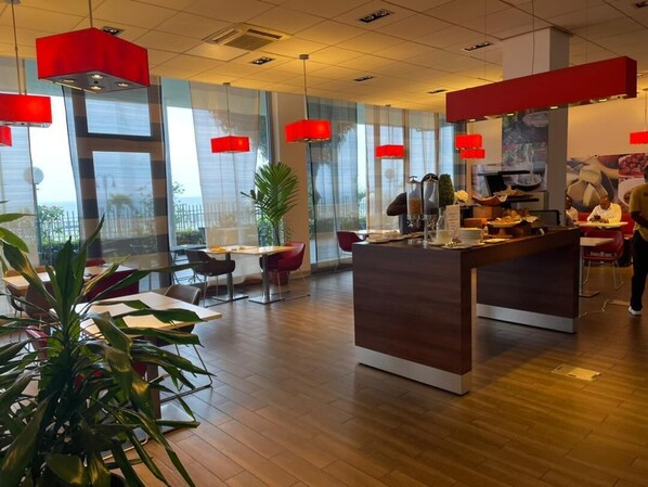 Daily buffet breakfast (XAF 8000 per person)