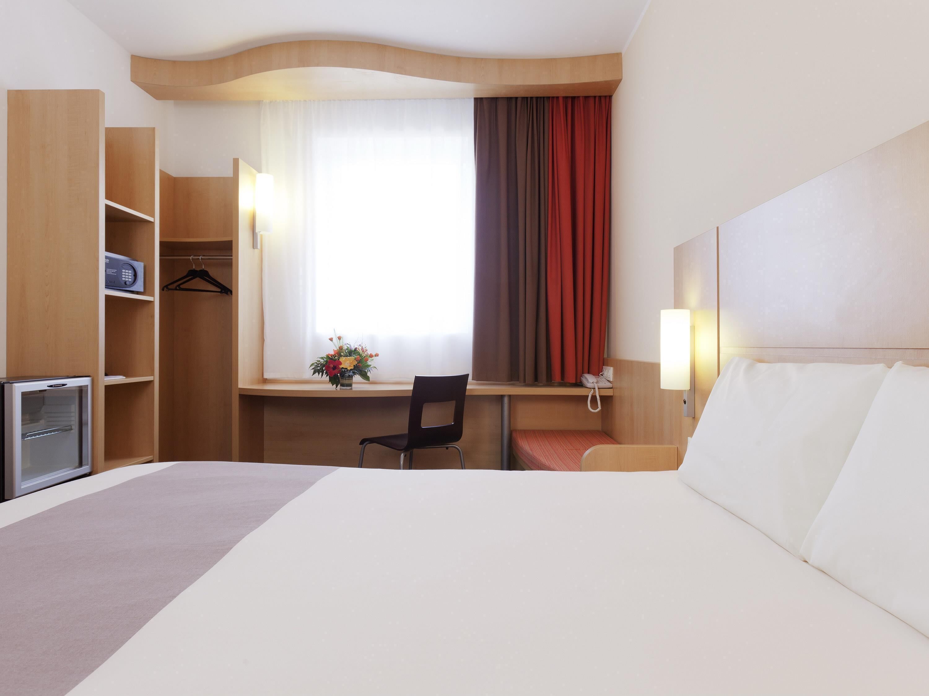 أغطية فراش متميزة وخزنة داخل الغرفة وتجهيزات عازلة للصوت وواي فاي مجانًا