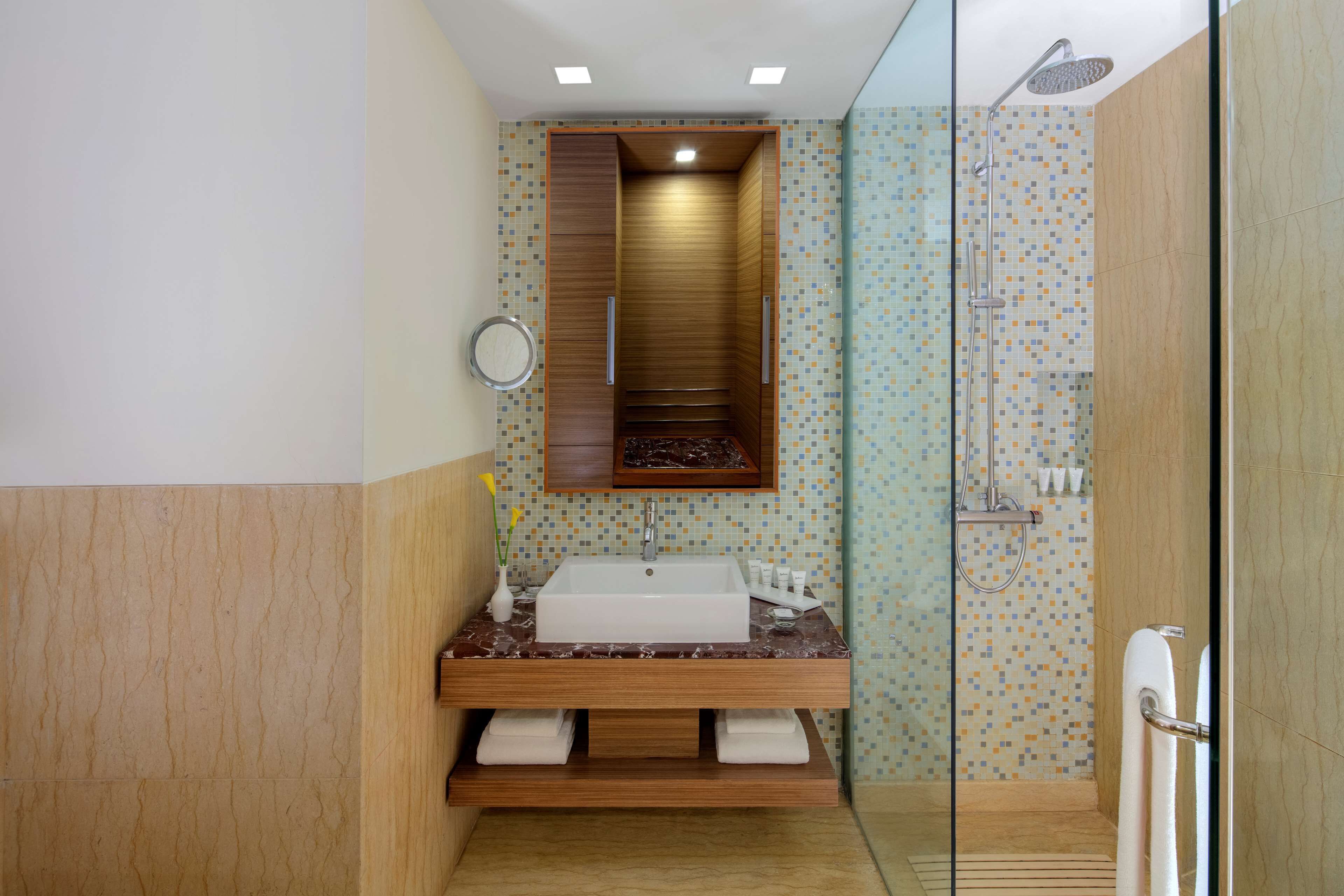 superior room | bathroom | combined shower/bathtub, free toiletries, hair dryer, slippers