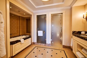 Fairmont Gold, Suite Junior | Kamar mandi | Bathtub dan shower terpisah dan pancuran hujan
