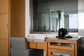 Down comforters, minibar, in-room safe, desk - Hotel Ocean (Hualien City)