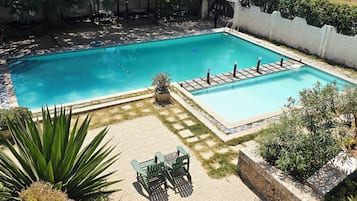 Indoor pool, pool loungers