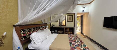 Quarto casal standard | Roupas de cama premium, frigobar, cofres nos quartos, escrivaninha