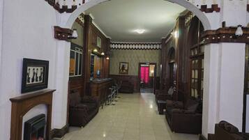 2 Bars/Lounges, Poolbar