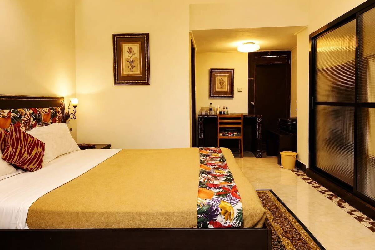Ropa de cama de alta calidad y caja de seguridad en la habitación 