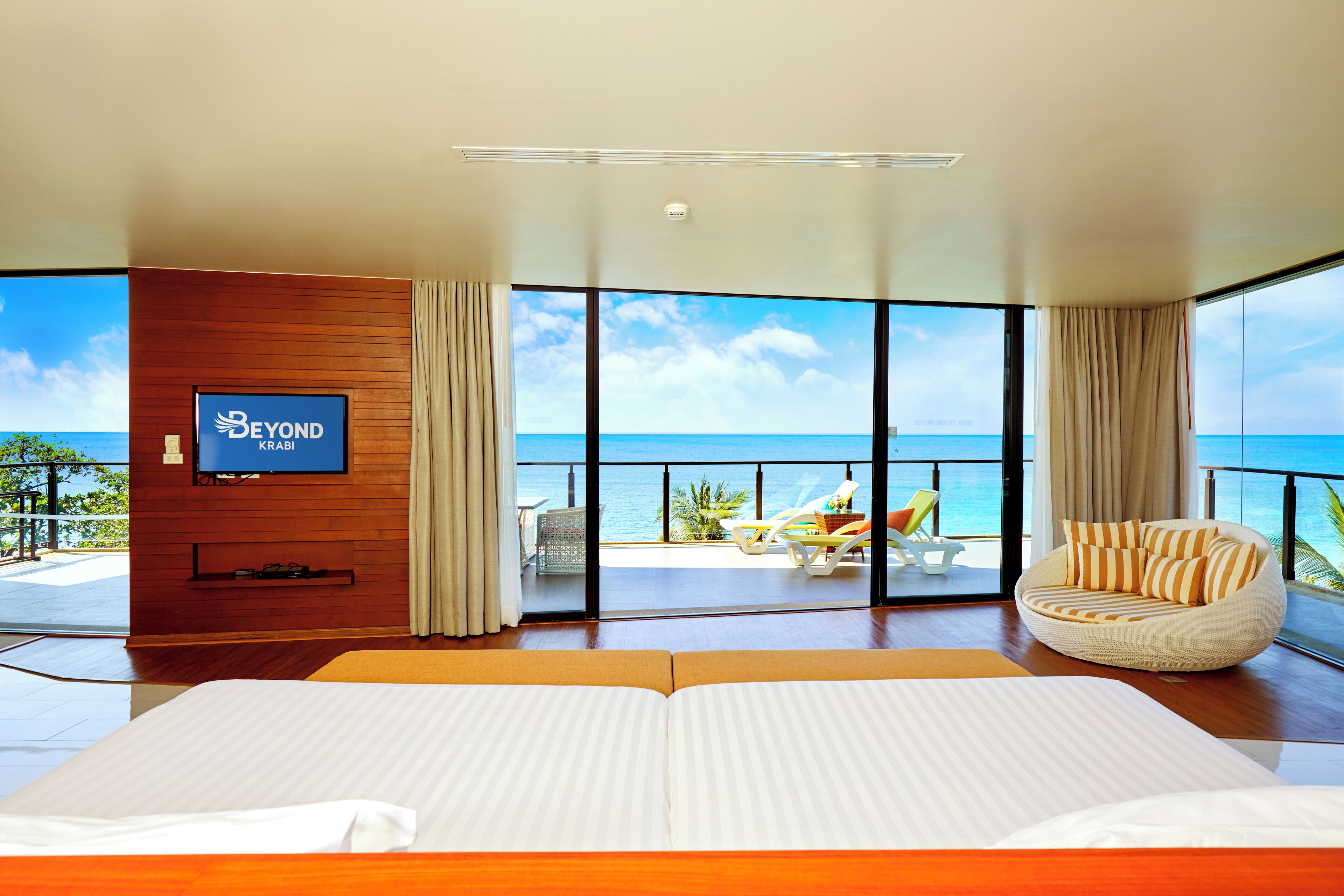 grand suite, sea view | minibar, in-room safe, desk, blackout curtains