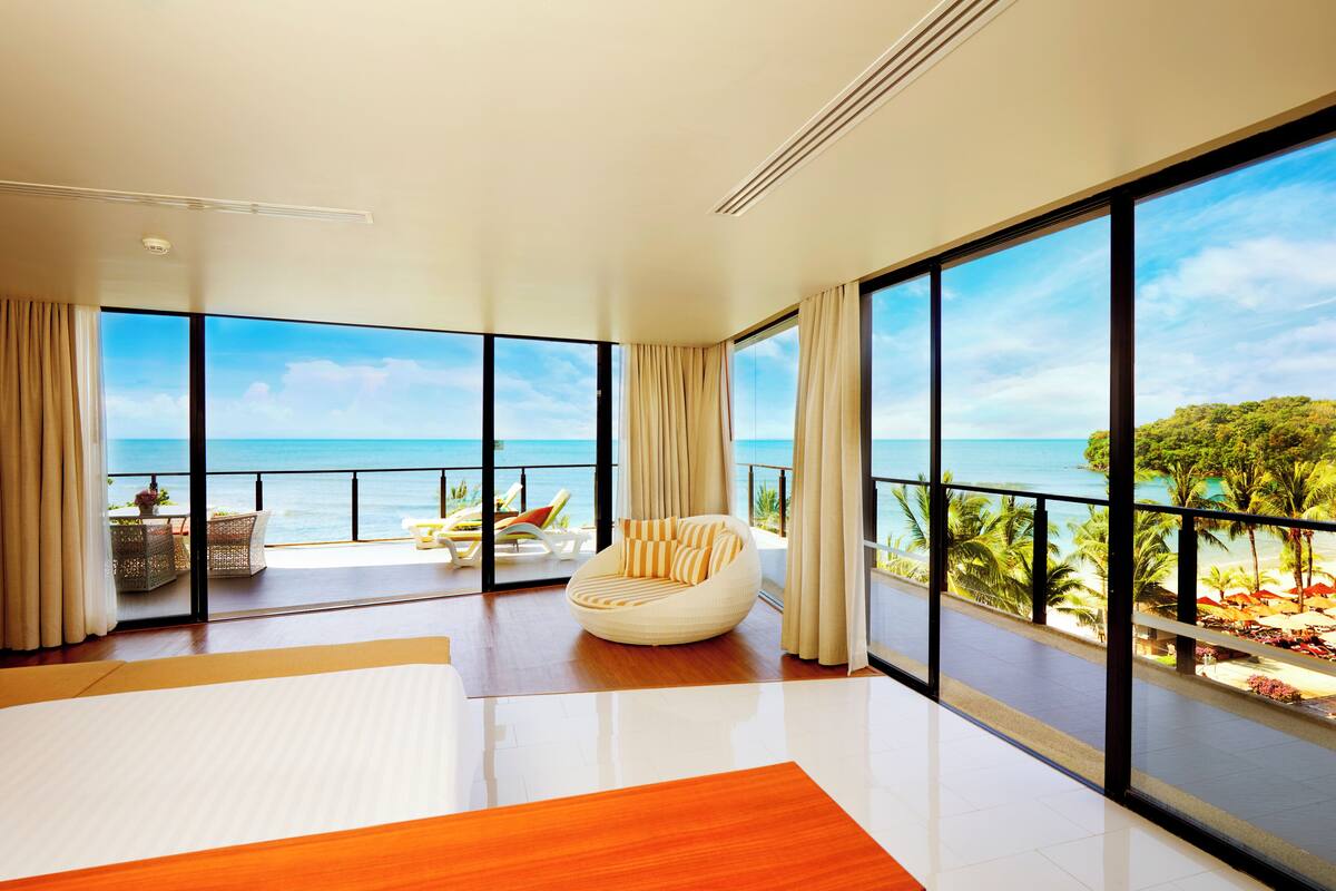 grand suite, sea view | minibar, in-room safe, desk, blackout curtains