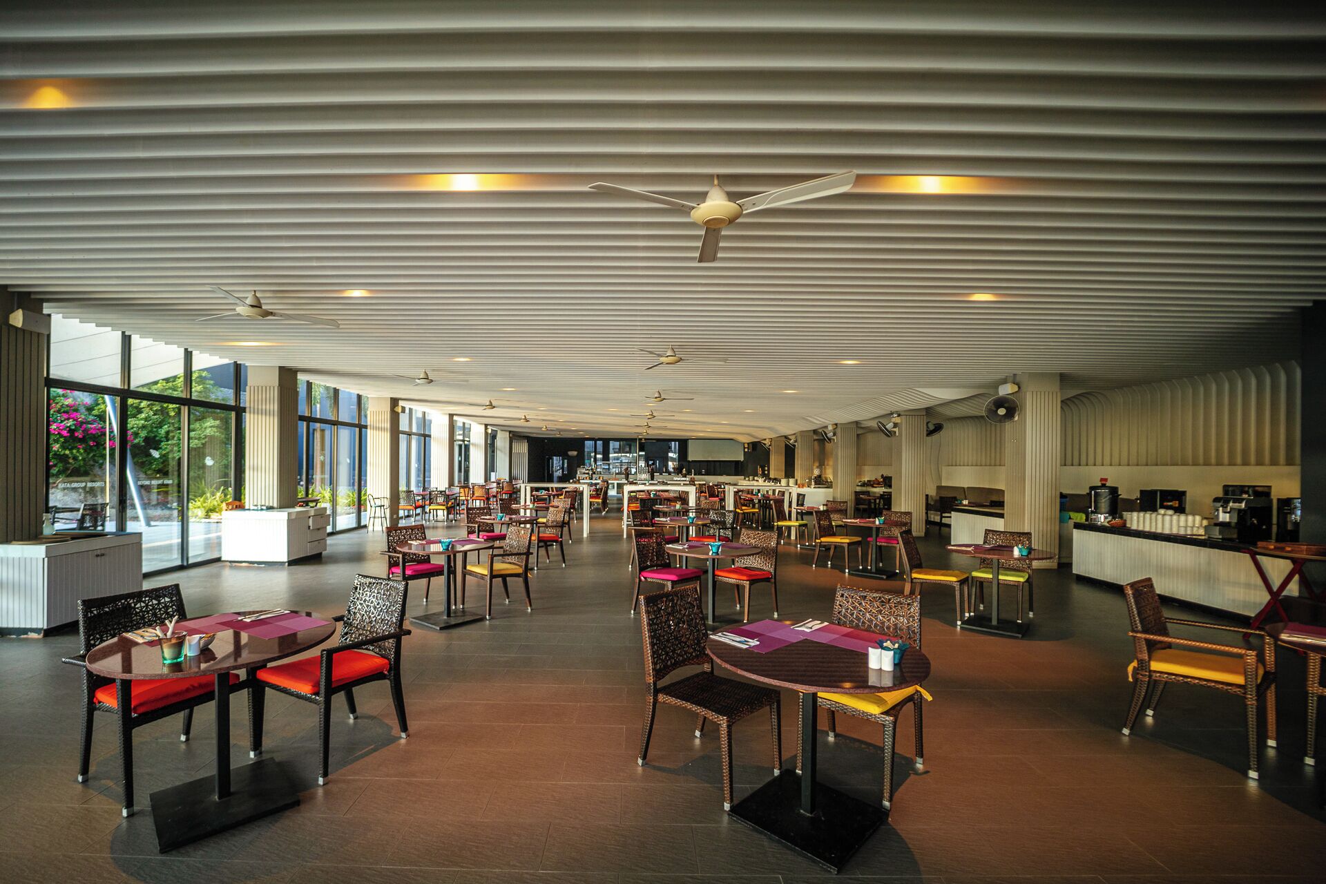 daily buffet breakfast (thb 800 per person)