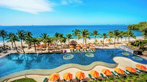 Alberca al aire libre, sombrillas en la alberca y camastros 