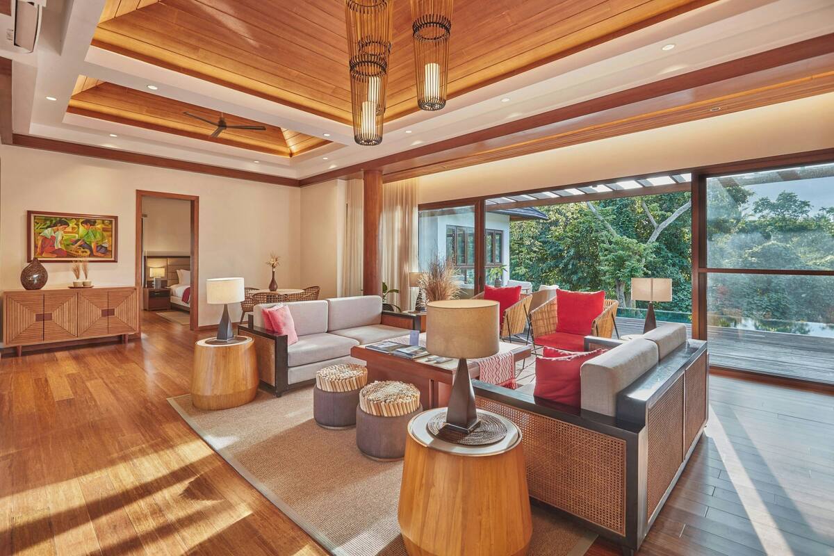 Royal Room, 2 Bedrooms, Garden View | Living area
