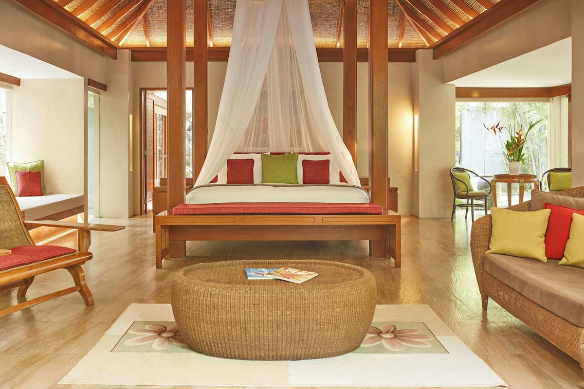 Villa, 1 King Bed, Smoking, Garden View | Living area