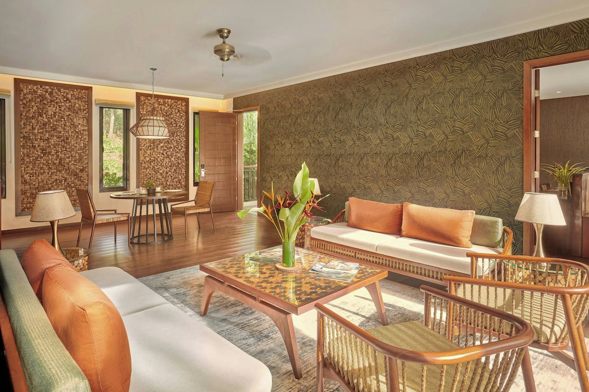 Villa, 1 King Bed, Garden View | Living area