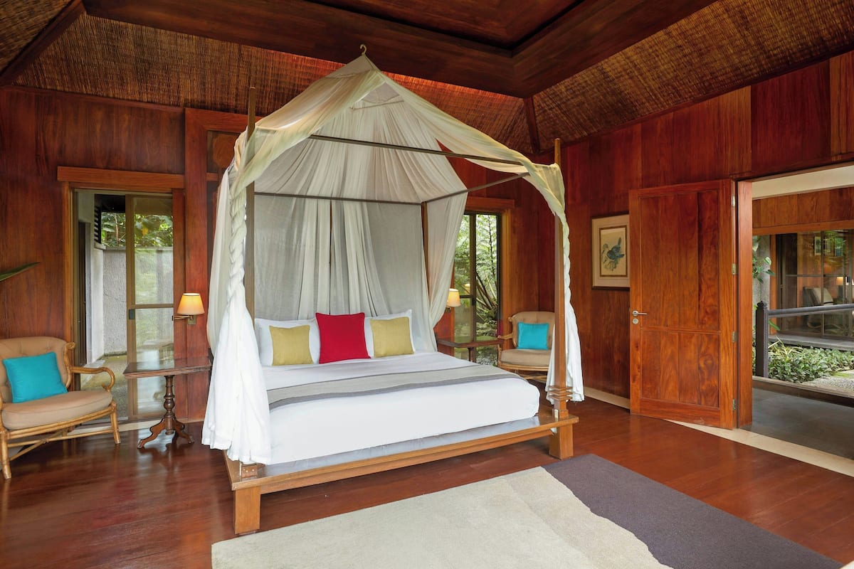 Villa, 1 King Bed, Private Pool, Garden View | In-room safe, desk, WiFi (free), bed sheets