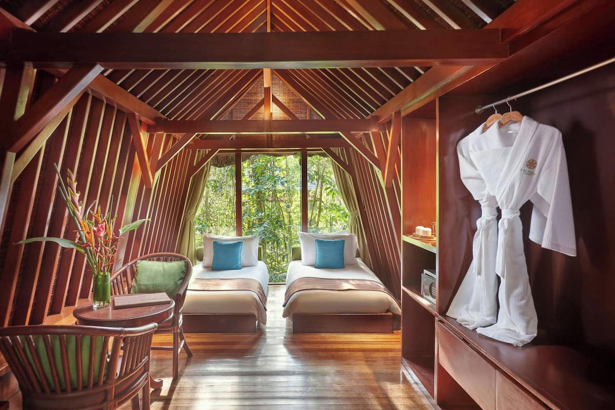 Suite, 1 Twin Bed, Garden View | Minibar, in-room safe, desk, free WiFi