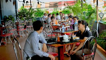 Se sirven desayunos, comidas y cocina internacional con vista al jardín