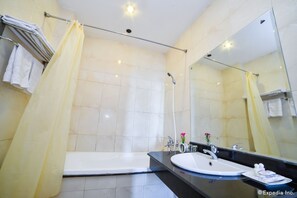 Deluxe Twin Room, 2 Single Beds | Bathroom