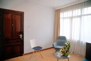 Habitación Deluxe doble | Minibar, caja fuerte, escritorio y cortinas opacas