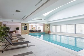 Indoor pool, free pool cabanas, pool loungers - Radisson Residences Avrupa TEM Istanbul (Istanbul)