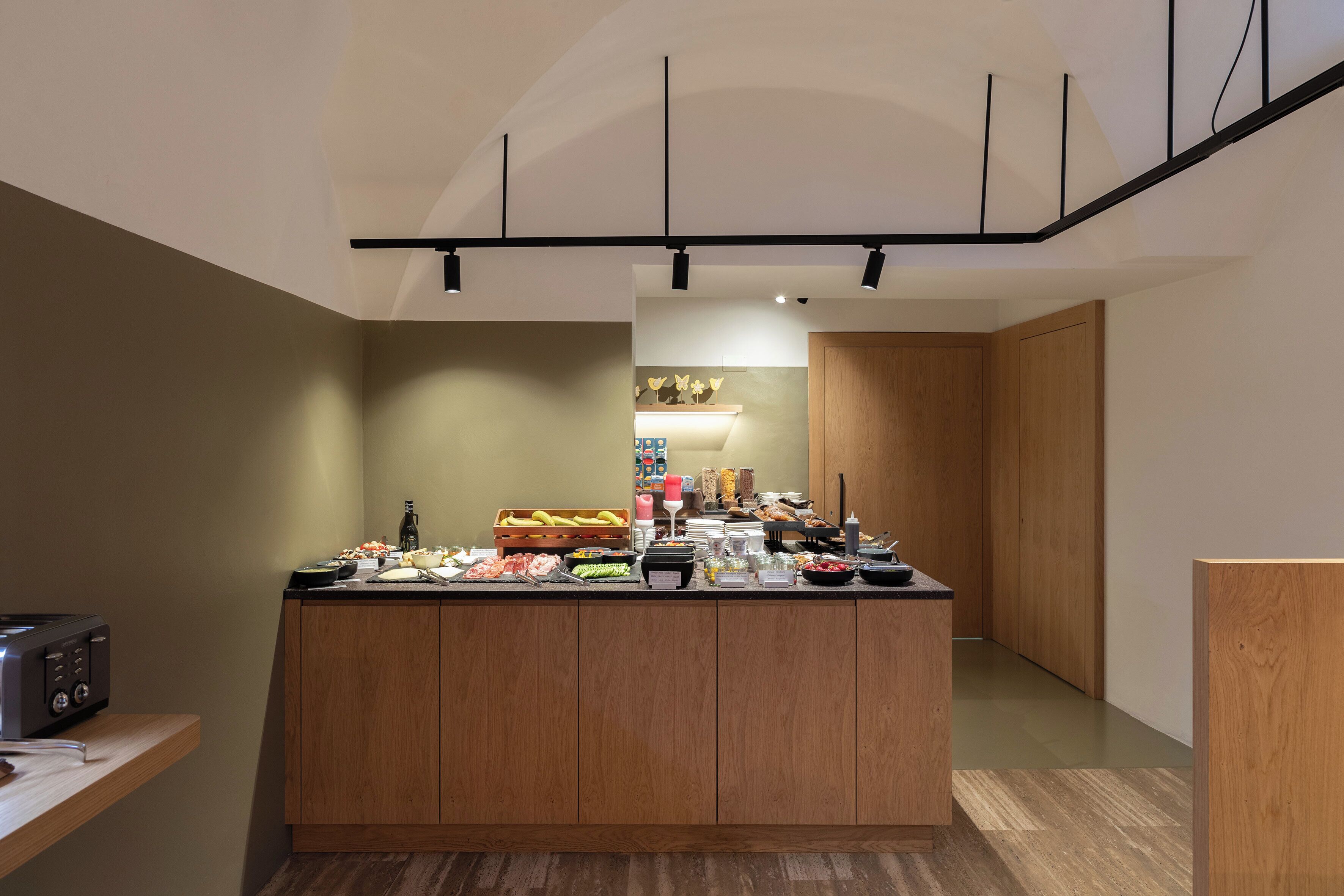 lunch, dinner served; italian cuisine, garden views