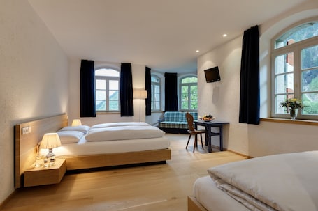 Triple Room, Private Bathroom | Hypo-allergenic bedding, individually furnished, desk, laptop workspace