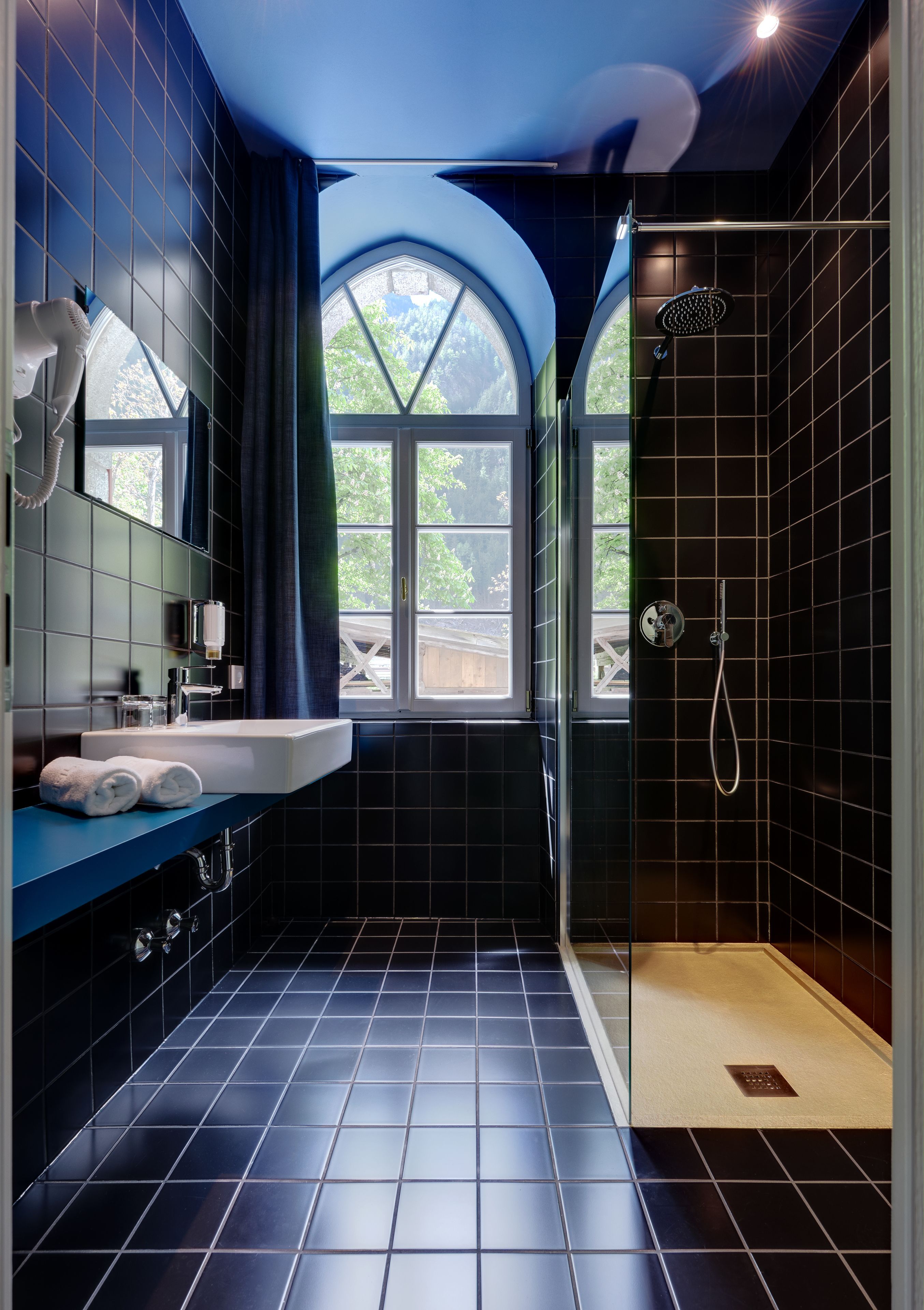 shower, rainfall showerhead, free toiletries, hair dryer