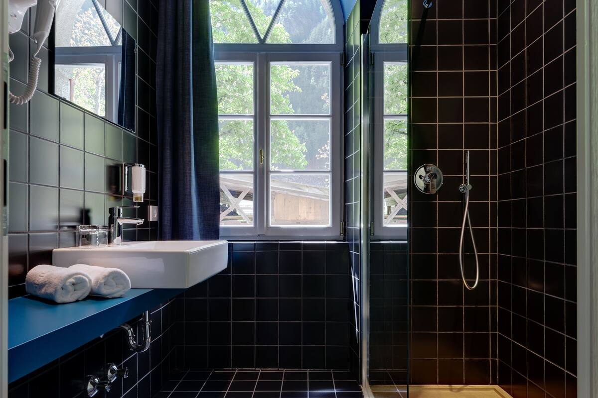 shower, rainfall showerhead, free toiletries, hair dryer