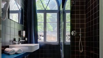 Dusche, Regendusche, kostenlose Toilettenartikel, Haartrockner