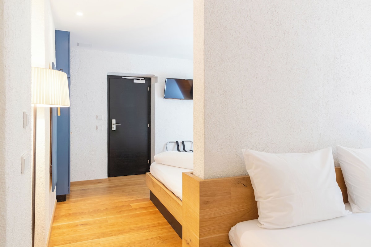 Vierbettzimmer, eigenes Bad | Allergikerbettwaren, individuell eingerichtet, Schreibtisch