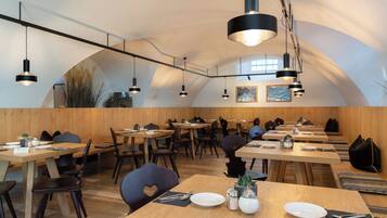 Aperto a pranzo e cena, cucina italiana, con vista sul giardino