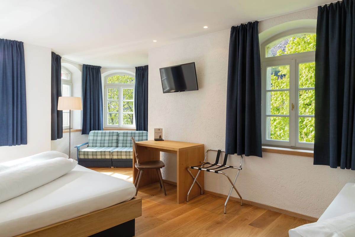 Dreibettzimmer, eigenes Bad | Allergikerbettwaren, individuell eingerichtet, Schreibtisch