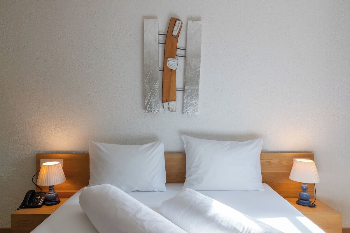 Doppelzimmer, eigenes Bad | Allergikerbettwaren, individuell eingerichtet, Schreibtisch