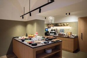 Lunch, dinner served; Italian cuisine, garden views 