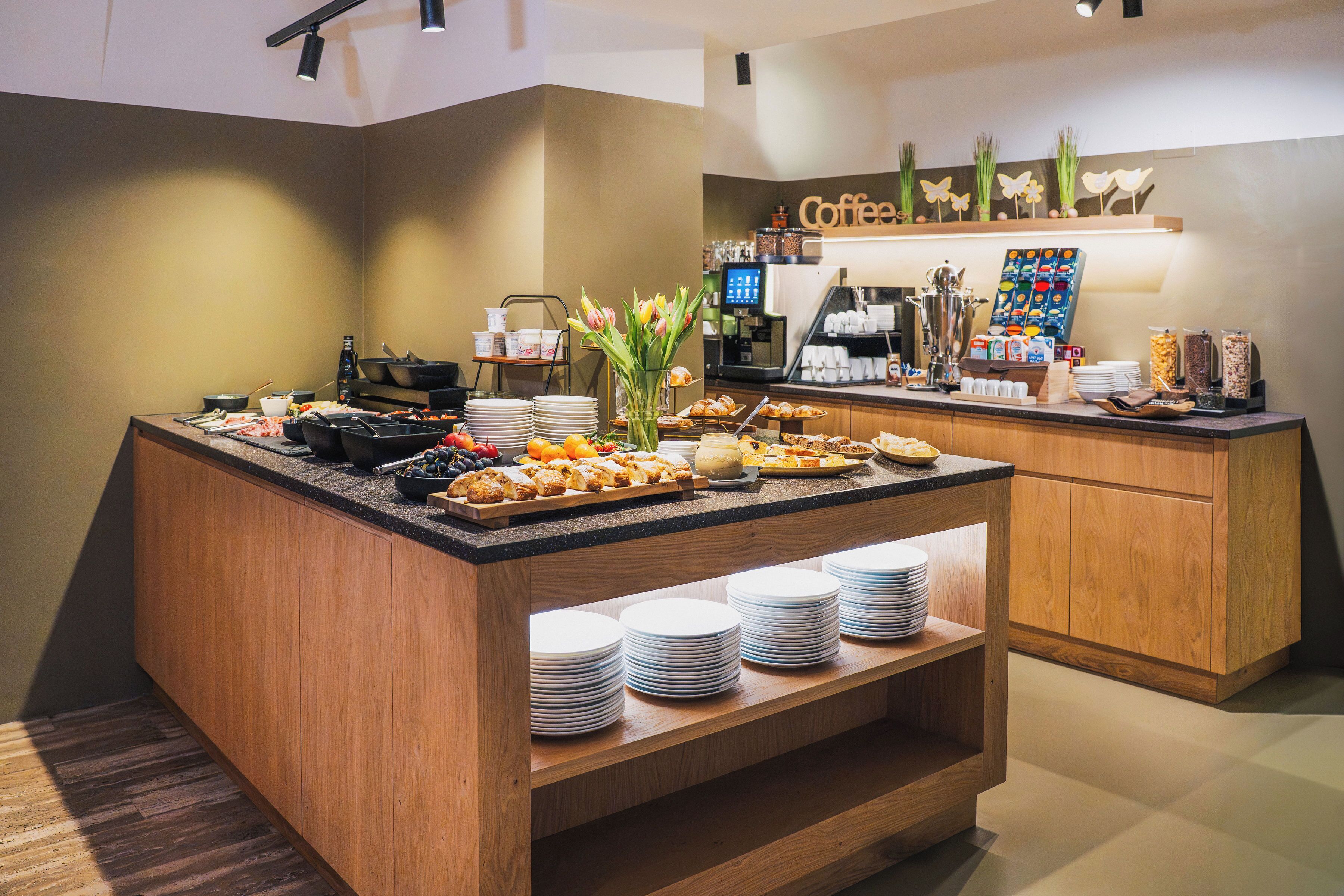 Lunch, dinner served; Italian cuisine, garden views 