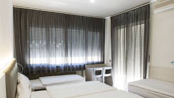 Camera quadrupla | Una scrivania, Wi-Fi gratuito, lenzuola