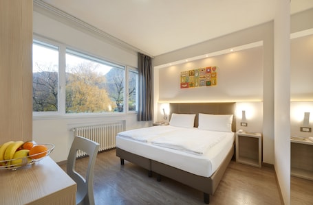 Classic Double or Twin Room | Desk, free WiFi, bed sheets