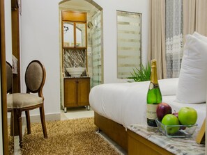 Zimmersafe, Schreibtisch, Bügeleisen/Bügelbrett, kostenloses WLAN