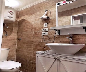 Produtos de toalete grátis, secador de cabelo, toalhas de banho