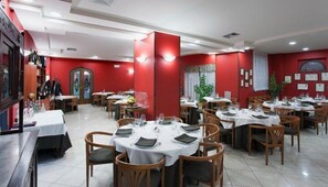 Breakfast, lunch and dinner served - Hotel Scrivano (Randazzo)