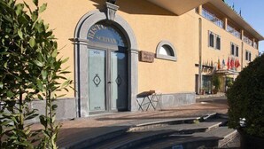 Ein Gebäude mit einem Schild, auf dem „Ristorante Scrivano“ über dem Eingang steht.
