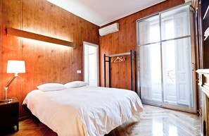 Down duvets, desk, iron/ironing board, cots/infant beds - Hostal Asuncion (Madrid)