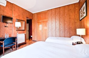 Down duvets, desk, iron/ironing board, cots/infant beds - Hostal Asuncion (Madrid)
