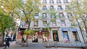 A building with a storefront named "Barbara" and a Domino's Pizza across the street. - Hostal Asuncion (Madrid)