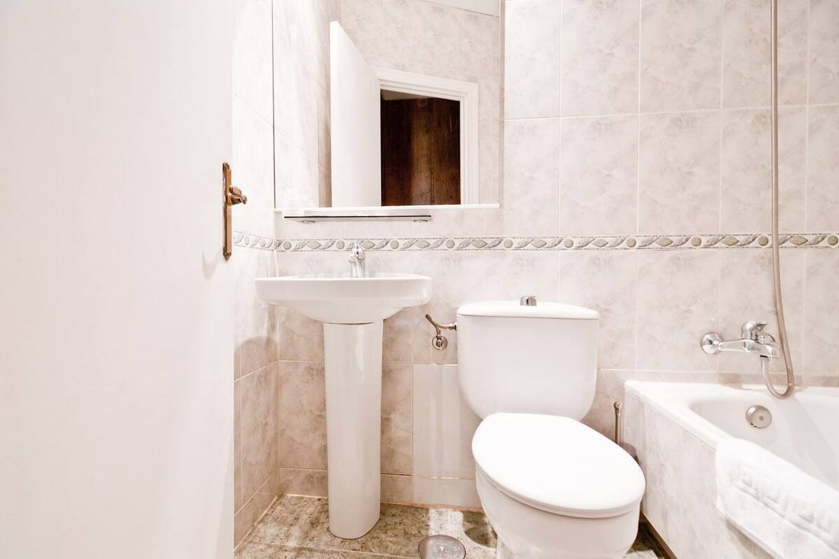 Un baño con inodoro, lavamanos y bañera.