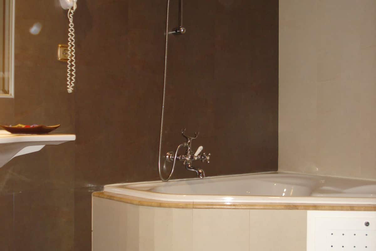 double room | deep-soaking bathtub