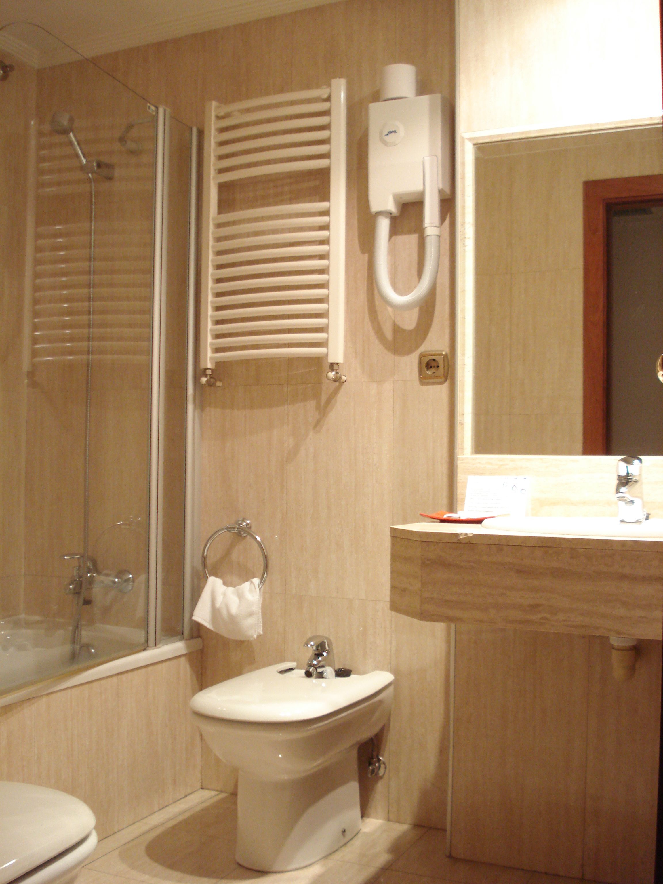 double room | bathroom | shower, rainfall showerhead, free toiletries, hair dryer