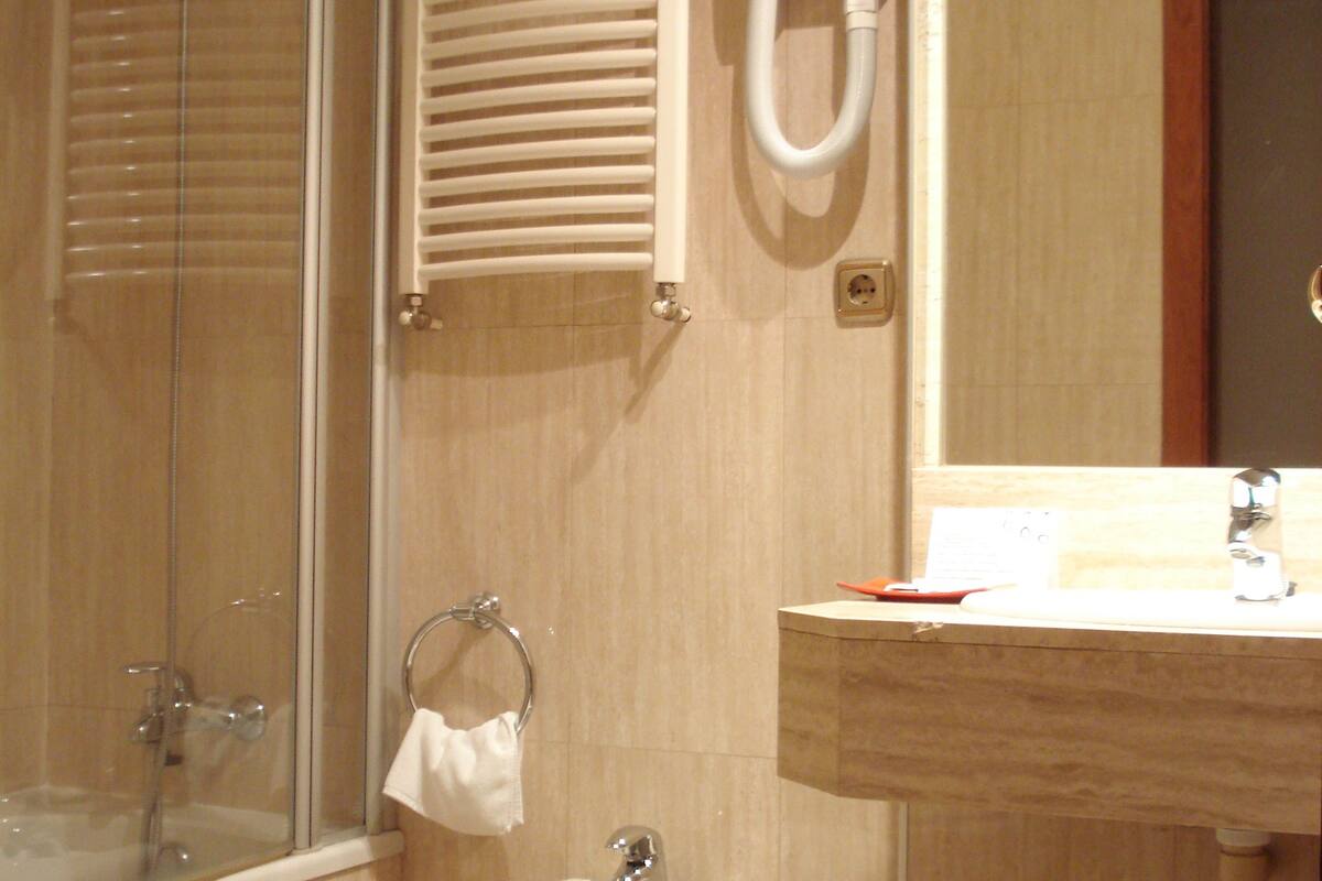 double room | bathroom | shower, rainfall showerhead, free toiletries, hair dryer