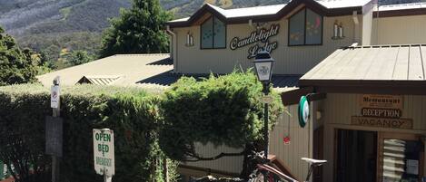 A building with a sign reading "Candlestick Lodge Restaurant" and a sign indicating "RECEPTION VACANCY".