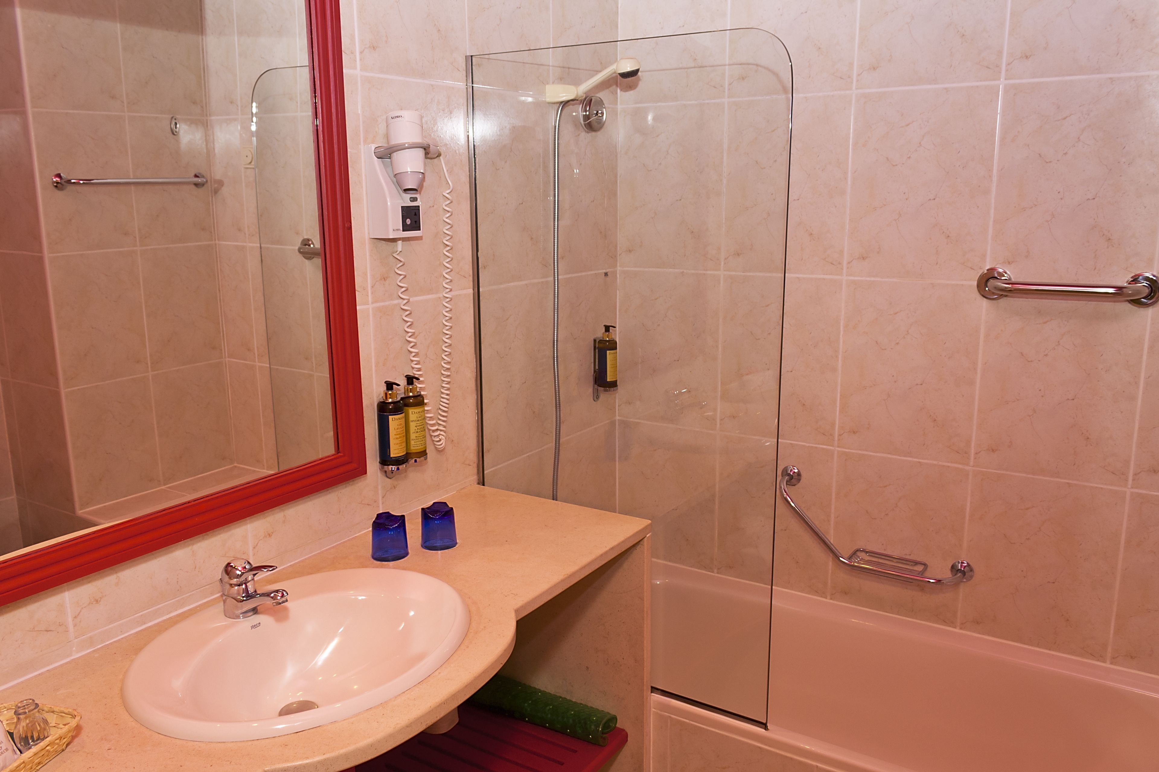 deep-soaking bathtub, hair dryer, bidet, towels